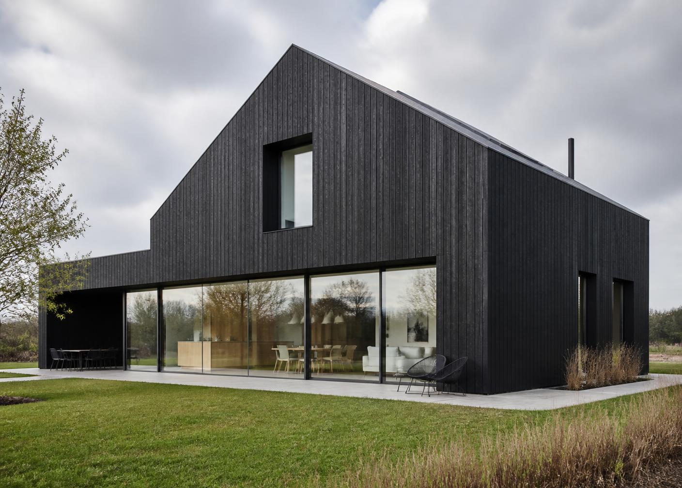Woning met donkere houten gevelbekleding